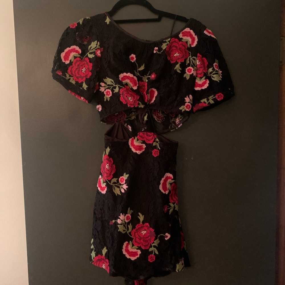 Middle tie cut out red rose black lace dress - Picture 4 of 4